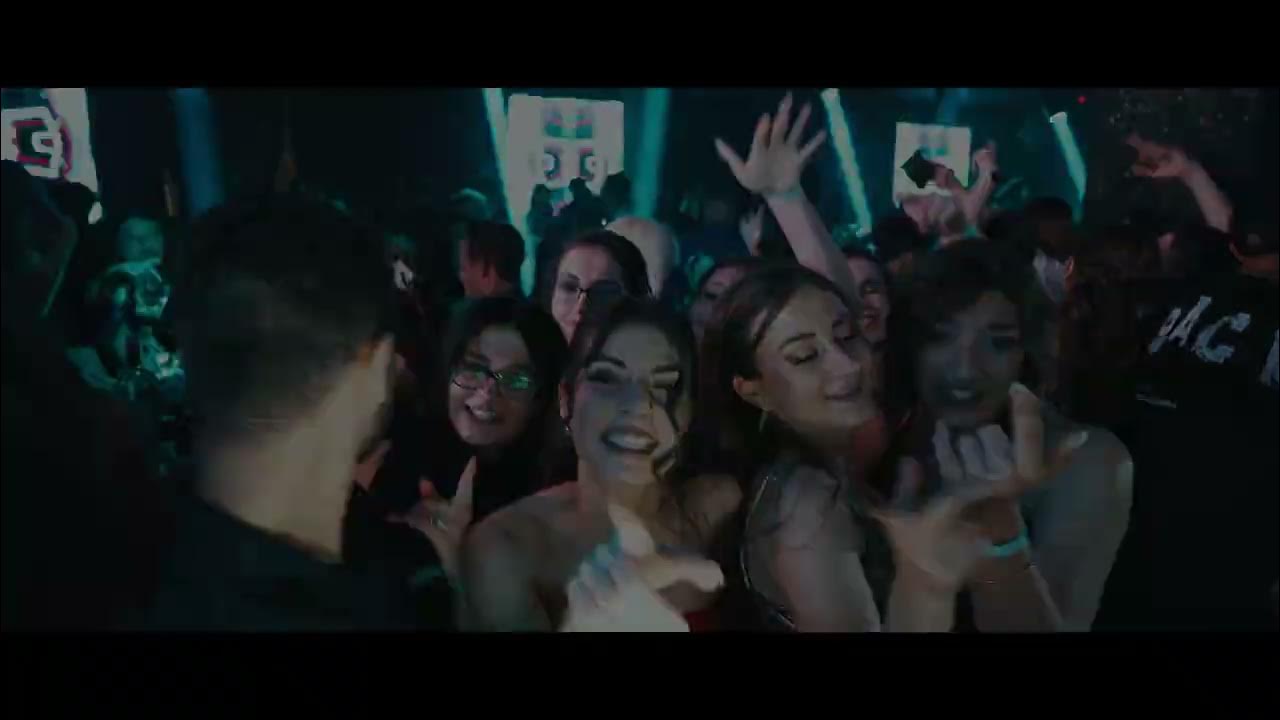 U uyga mast va yechinib keldi.