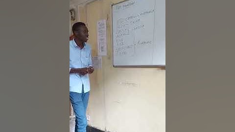 Rais wa chuo amekuja kuwapa joto wanafunzi ambao bado wapo chuo.