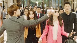 Lee Ha Nui walking on red carpet escorted by Jung Ji Hoon 《Come Back Mister》 돌아와요 아저씨 EP11