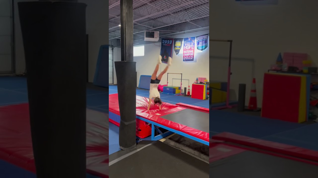 Алана никогда не сдаётся в выполнении сальто.