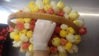 Сборка подарочной корзины с тюльпанами и клубникой Сборка подарочной корзины с тюльпанами и клубникой