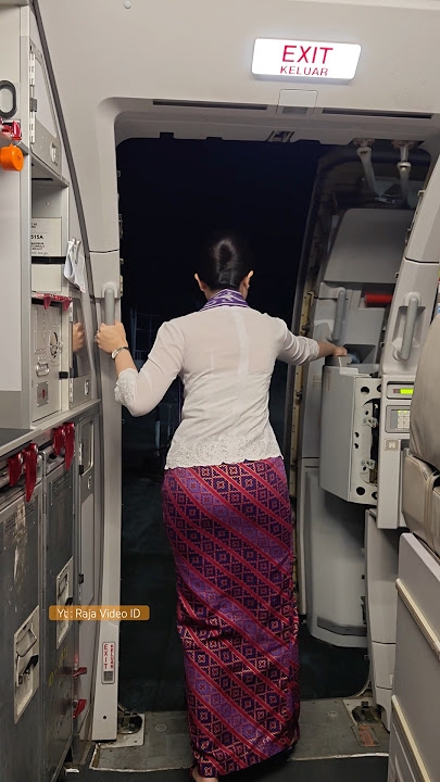 Pramugari Batik Air Close The Door Pesawat Airbus A320-200