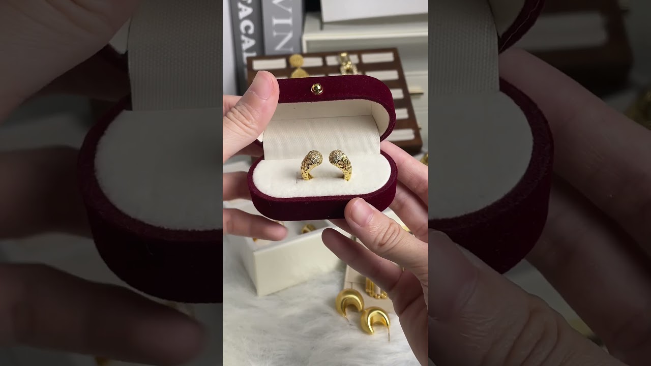 Women's accessories cabinet 