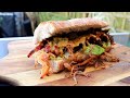 Pulled Pork aus Schweinebauch mit South Carolina Mustard BBQ-Sauce im Sandwich