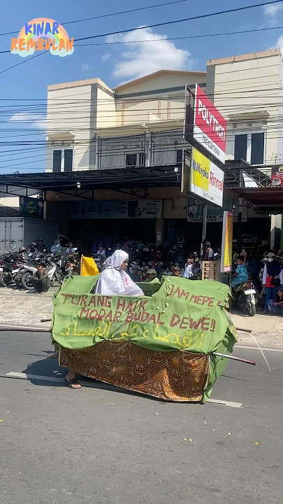 A POCONG RIDES A COALCYL ALONE AT A CARNIVAL #shorts #viral #carnival #parade #pocong #scary #fun...