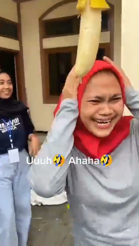 Emak - emak lomba makan pisang @Bikin ngakak aja..😂😂😂