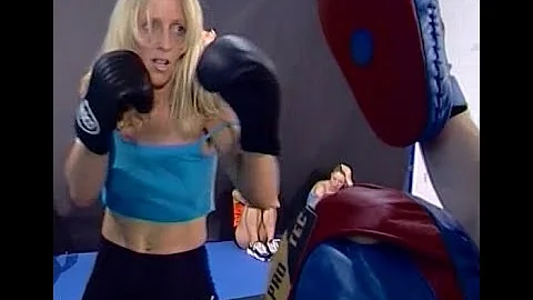 Muay thai boxer Lisa Howarth pad workout