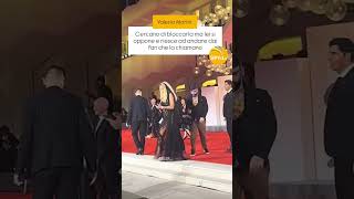 Cercano Di Bloccarla Ma Lei Si Oppone E Riesce Ad Andare Dai Che La Chiamano