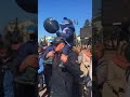 Люди кормят голубей на пл. Ленина 25 марта 2018 года