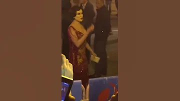 فيديو لمحب مجنون بالممثلة اسماء العثماني في اختتامية ايام قرطاج السنمائية مضحك 