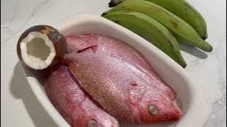 Pescado en salsa de coco, berenjena guisada y tostones.