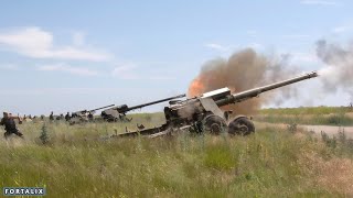Massive Attack!! Ukrainian forces used the FH-70 Howitzer with lethal fire to destroy Russian tanks