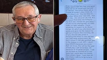 Softbalspeler wordt midden in de nacht wakker van ongebruikelijke sms van 80-jarige teamgenoot