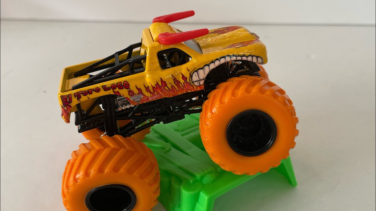 Hotwheels Monster Jam 2016 Color Treads Yellow El toro loco review