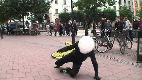 A bicycle helmet with an airbag. Hövding live inflation.