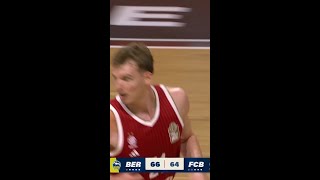 Justus Hollatz throws it down!