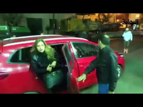 ب سيارة حمراء ليلى علوي تشارك في عزاء ممدوح عبد العليم