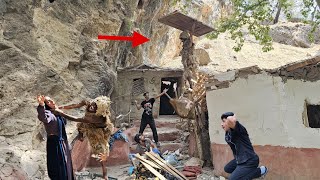 Wild cave dweller destroys Hussein's hut! Survival in harsh nomadic conditions