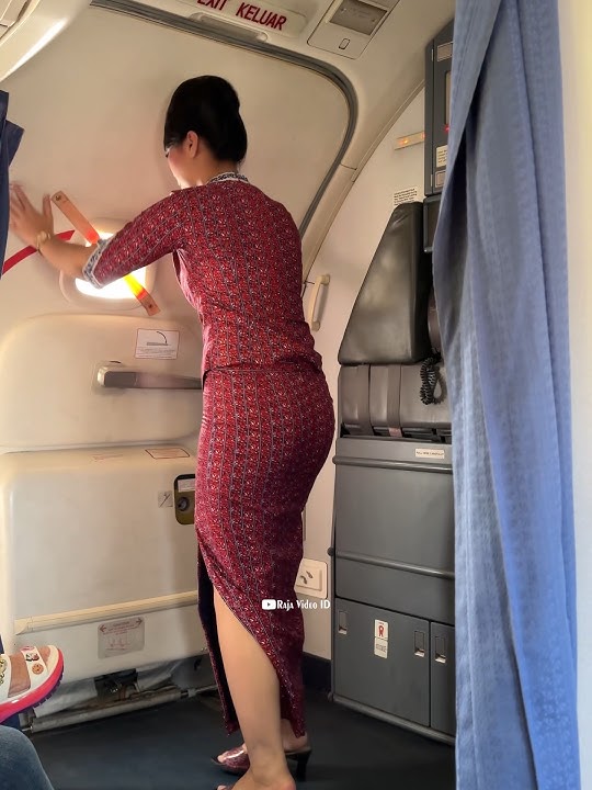 Pramugari Lion Air Tutup Pintu Pesawat | Boeing 737-900ER | Bandara Eltari Kupang