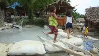 Kids Risk Death Diving for Gold in Philippines