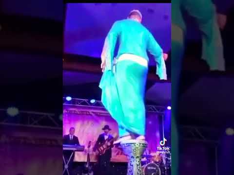 رجل يرقص رقص شرقي