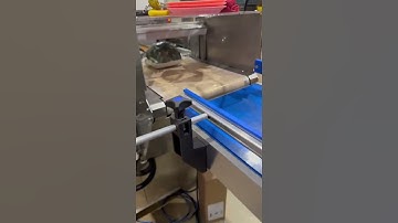 Packing broccoli by mid speed stretch film wrapper. #vegetablepackingmachine #stretchfilmwrapper