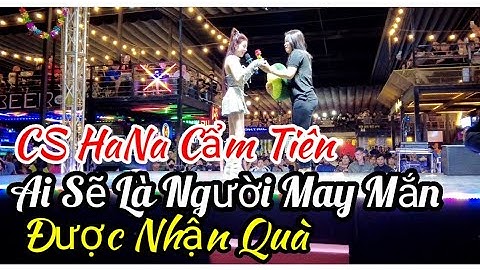Ca sĩ Hana Cẩm Tiên phát quà miễn phí cho khán giả lô tô Hương Nam Bình Dương rất vui