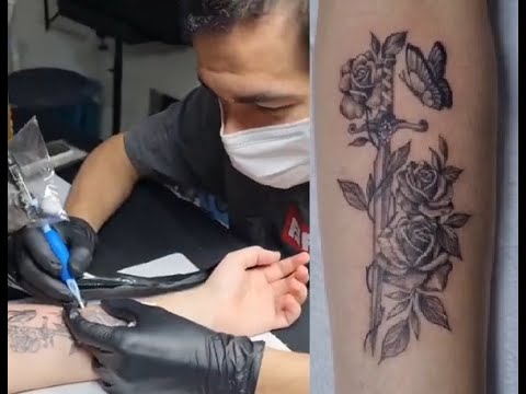 TATUAGEM FEMININA NA MÃO BORBOLETAS E FLORZINHAS - NOEL FILHO TATTOO 