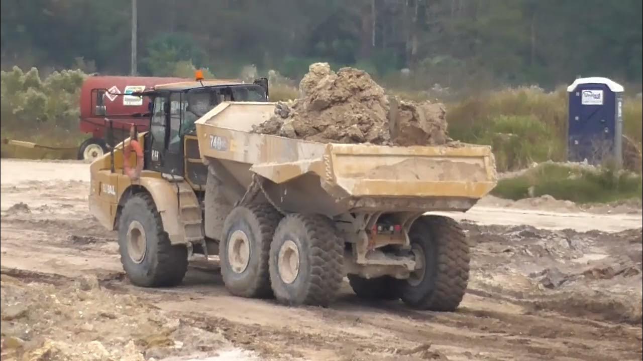 Quarry Excavation Giant Cranes & Heavy equipment Trackhoe Giant