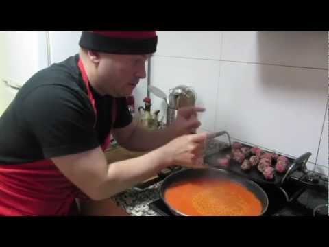 Vídeo: Com Cuinar Espaguetis Amb Mandonguilles I Salsa De Tomàquet