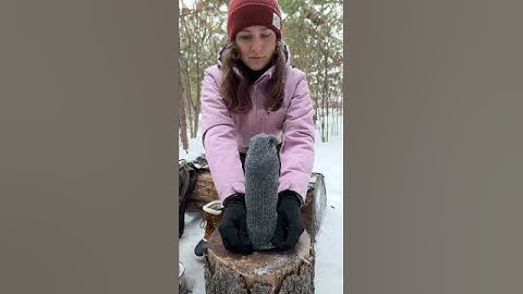 This GIRL knows how to Survive Winter! ❄️🔥#camping #survival #bushcraft #outdoors #lifehack