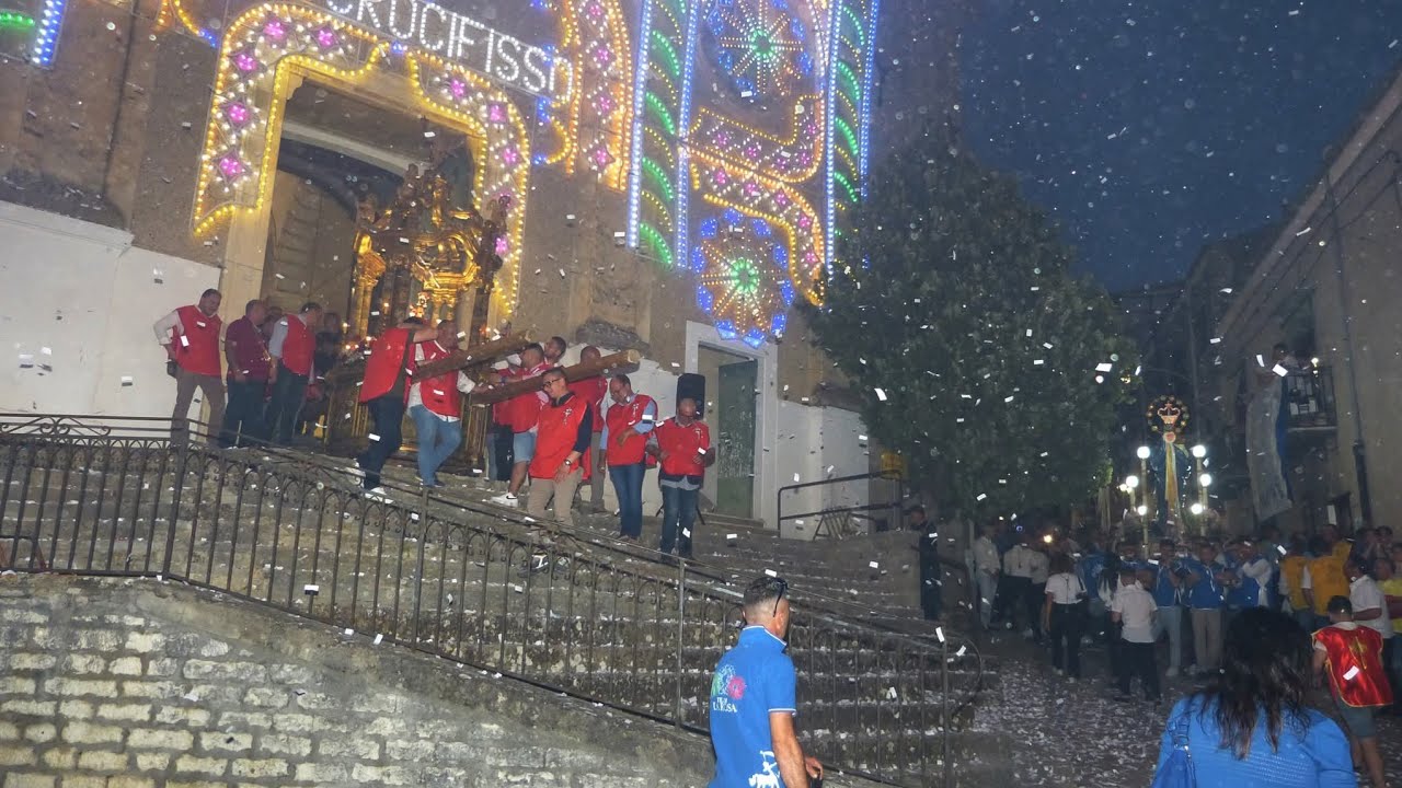Chiusa Sclafani, Festa SS. Crocifisso, 14 giugno 2025: uscita processione e sosta in piazza Castello