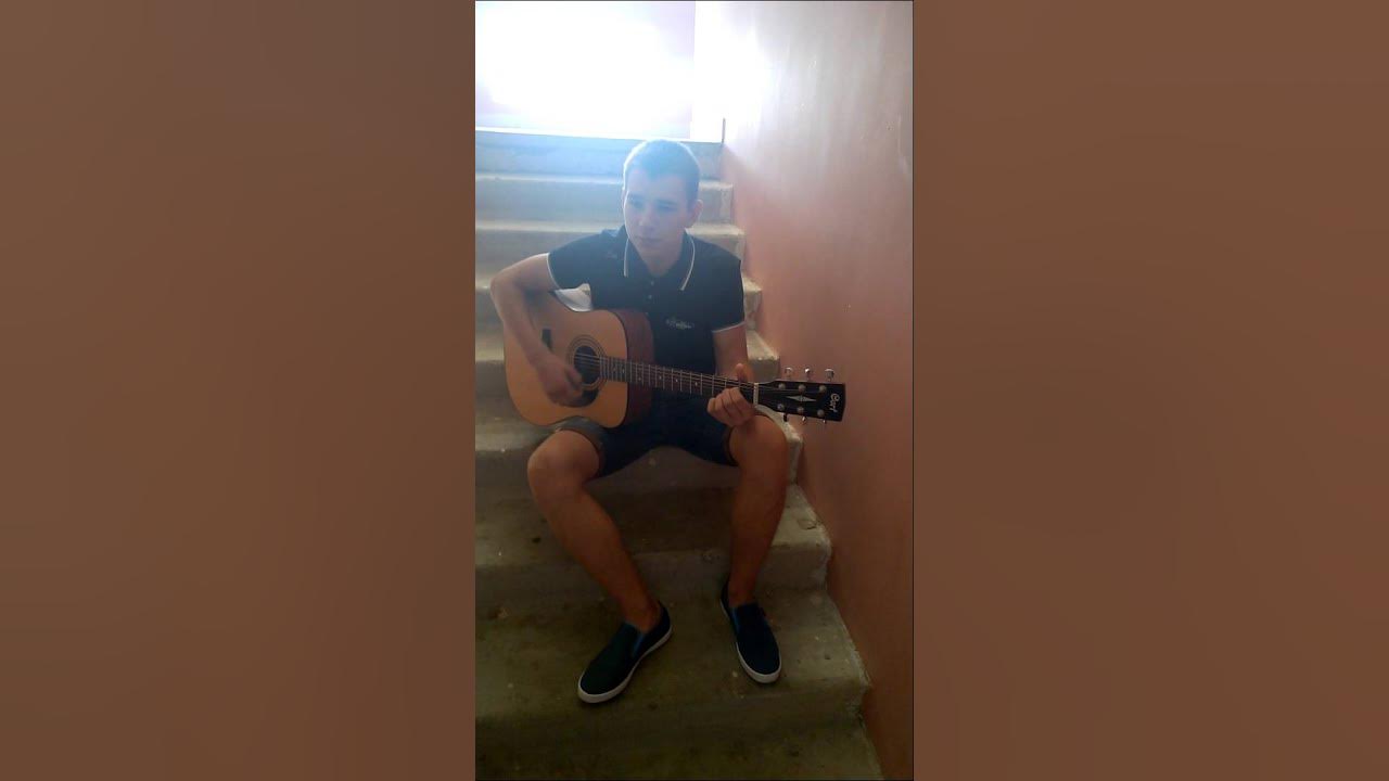 Парень с гитарой и девушка. Человек с электрогитарой. Люди поют дома. Вокалист с микрофоном. Парень поет.