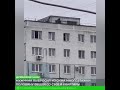 Во Владивостоке мужчина разбил окно в квартире и выкинул из него мебель