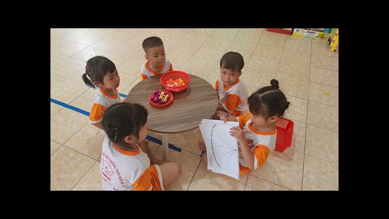 Dán hoa tặng Bà, tặng Mẹ. Lứa tuổi: 3 - 4 tuổi