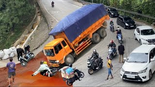 BENTURAN KERAS !! Suasana Mencekam ! Pemotor Kecelakaan Nyaris Ditabrak truk 