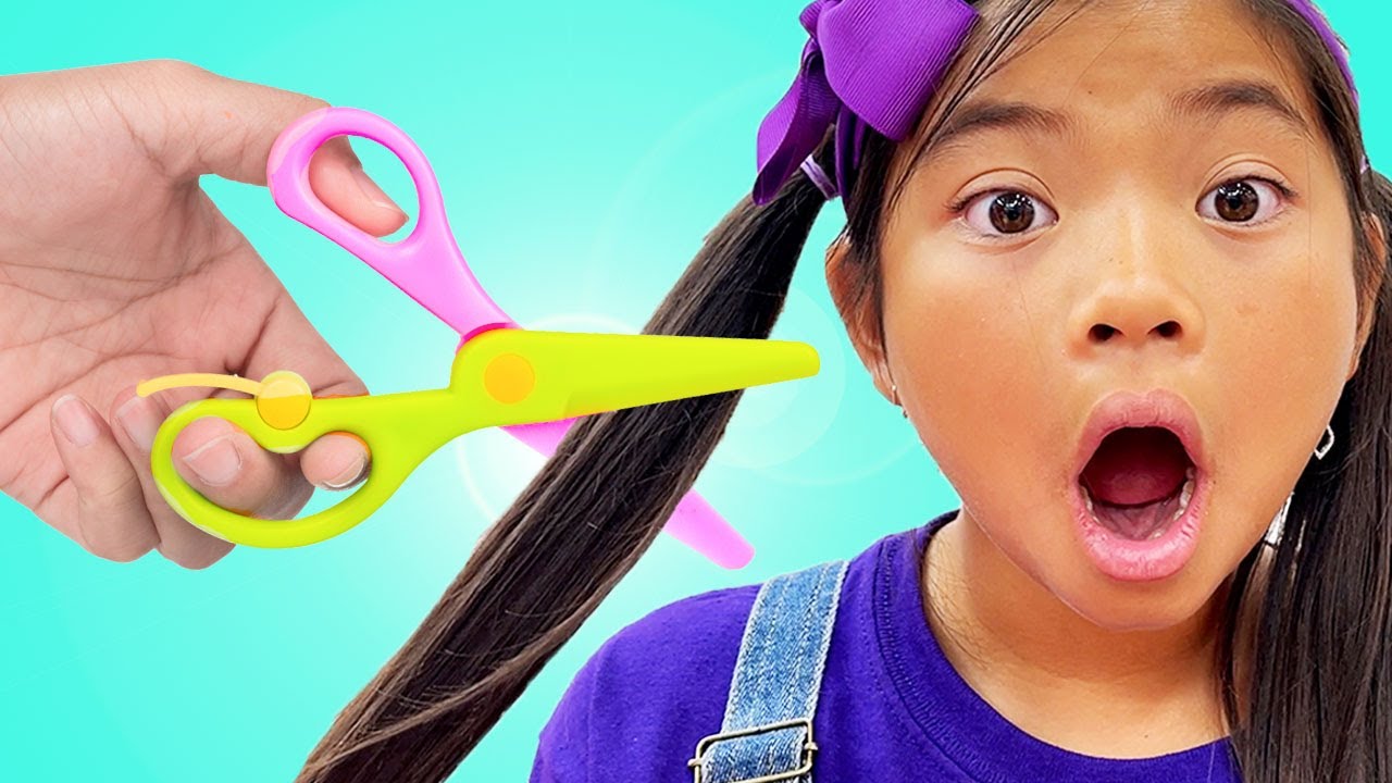 ⁣Jugar A La Peluquería En El Salón De Belleza Con Emma Y Ellie | Diferentes Peinados Para Niños