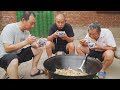 【食味阿远】朋友送了条10斤重的青鱼，阿远做铁锅炖鱼吃，四人吃一大锅，过瘾 | Shi Wei A Yuan