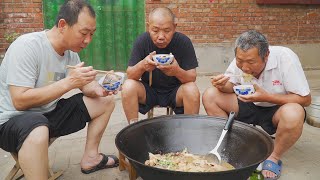 【食味阿远】朋友送了条10斤重的青鱼，阿远做铁锅炖鱼吃，四人吃一大锅，过瘾 | Shi Wei A Yuan