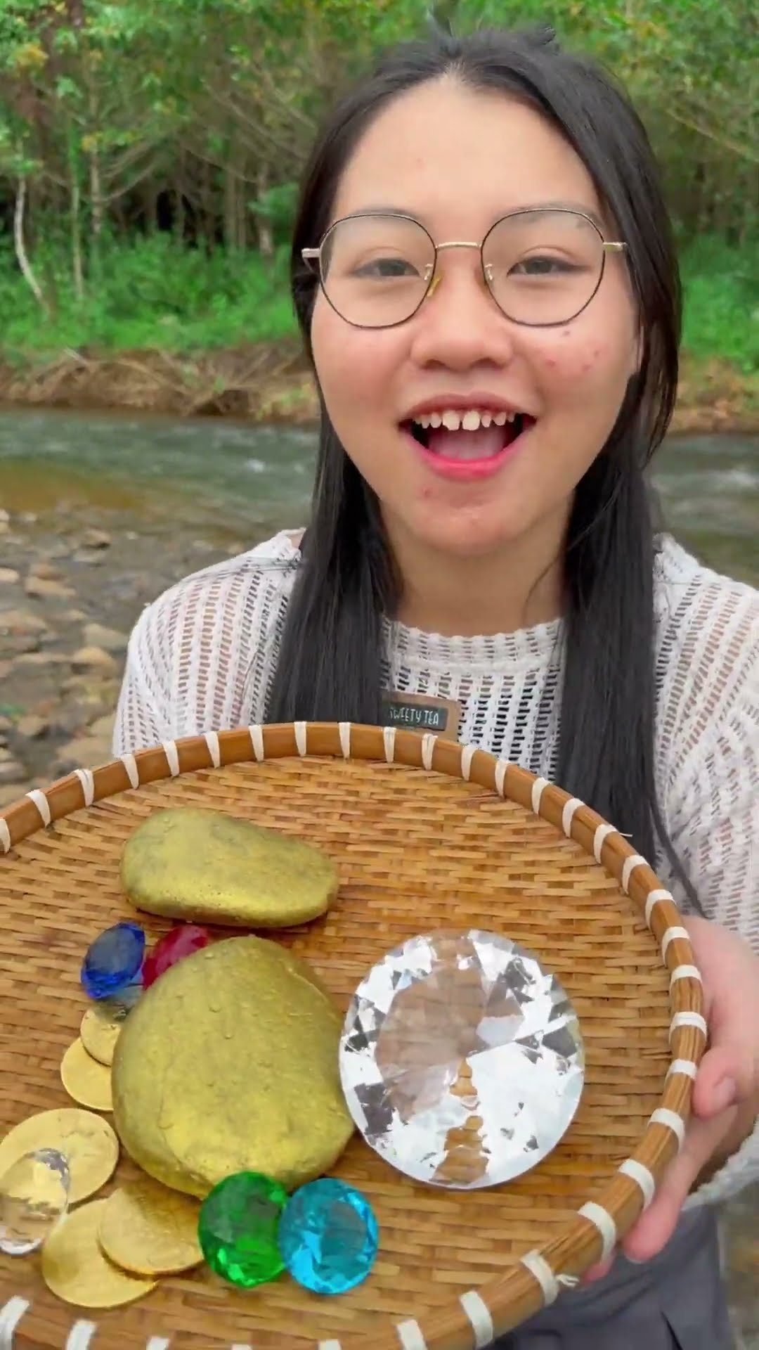 LNS - Bạn dò vàng, tôi thì dò kim cương || Detecting gold in the stream #shorts