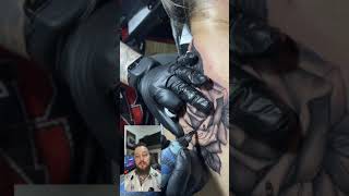 Tatuagem de Rosa realista com cobertura de tattoo antiga