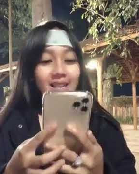 Story wa cewek cantik pamer hp i phone 11 dan kata' bijak