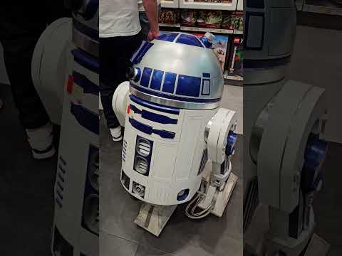 R2D2 Droid in LEGO Westfield Stratford City Spotted!
