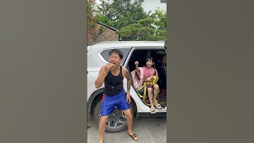 Chồng khờ thấy con đi học về ôm đầy kẹo cầu vồng liền giành lấy hết của con