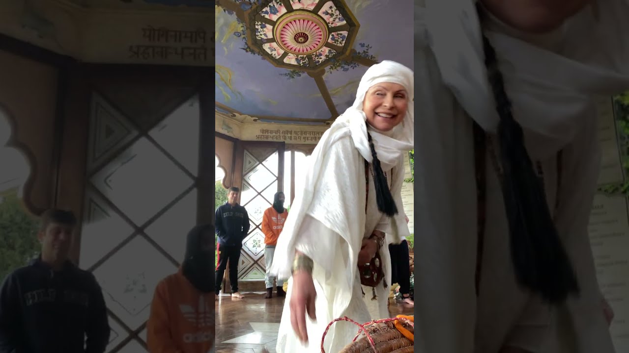 Kirtan da manhã no ashram