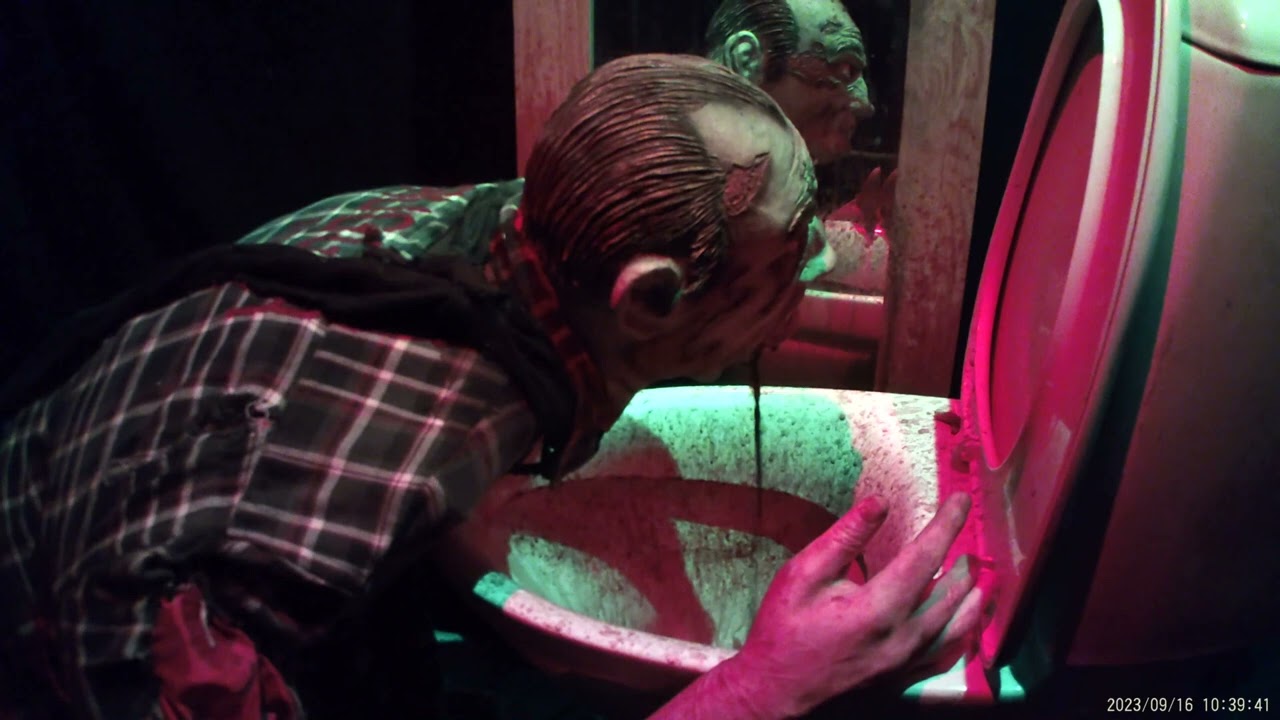 HALLOWEEN 2023 VellingeBlomman halloweenutställning Spöktunnel med monster och spöken