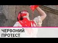 В росії дівчина облилася червоною фарбою, щоби висловитись проти війни в Україні