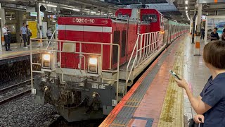 【5104F  J-TREC横浜入場甲種輸送（各種改造）】JR貨物DD200形10号機＋東急5000系5104編成が静かに立川駅4番線を発車するシーン（9270レ・甲75/甲76）2024.8.30