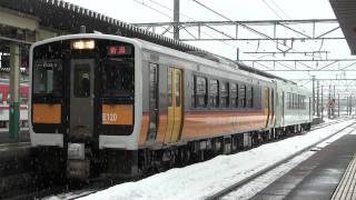 キハＥ１２０形＋キハ１１０形磐越西線　新津駅発車シーン