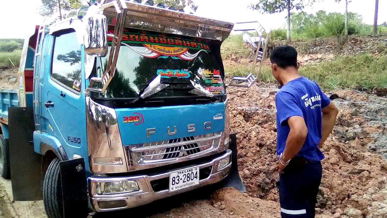 นาทีระทึก!!ช่างเอี๋ยวขับFUSOตกสระ dump truck excavator